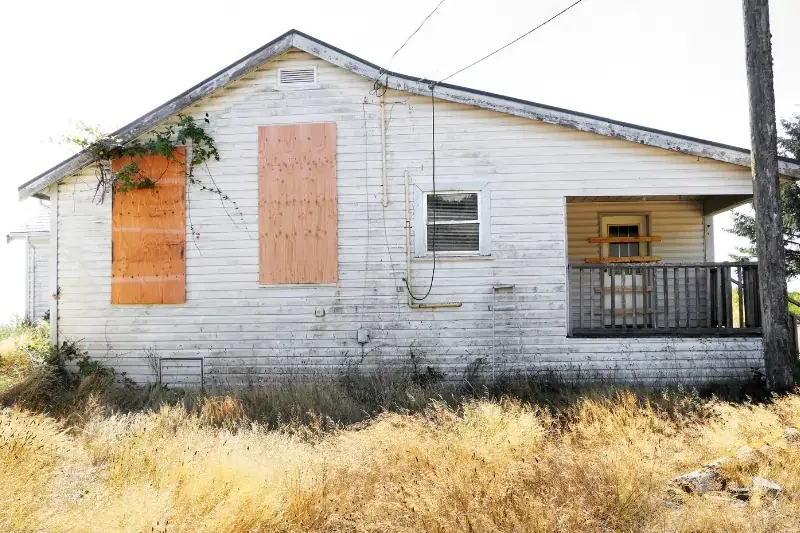 Guide to Selling Distressed Property: Pros and Cons